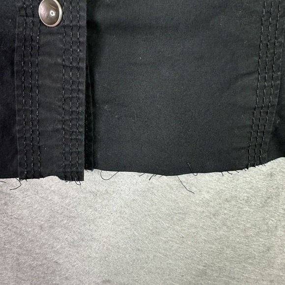 True Religion Woman Top Sz Medium Cropped Pearl Snaps Logo Pockets Raw Hem READ - Picture 5 of 14